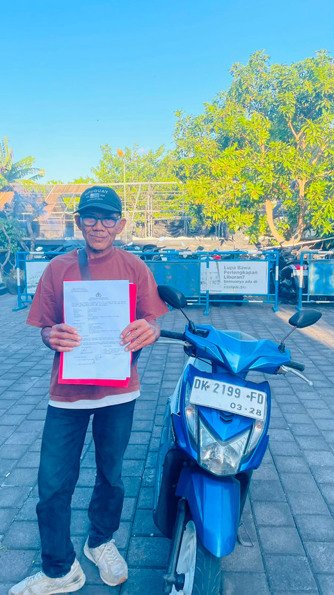 Pemilik motor yang motornya dicuri di Denpasar Barat, Kota Denpasar. Motor ditemukan di Pantai Lembeng, Sukawati dan diduga ditinggalkan oleh pelaku. Foto: Dok. Humas Polresta Denpasar