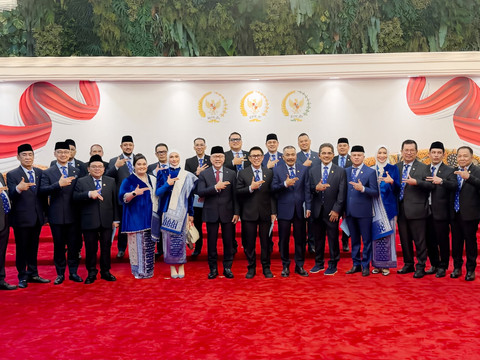 Ketua Fraksi PAN DPR RI Putri Zulkifli Hasan foto bersama anggota DPR RI Fraksi PAN usai Sidang Tahunan MPR RI dan Sidang Bersama DPR-DPD RI Tahun 2026 di Kompleks Parlemen, Jakarta, Jumat (14/8/2026). Foto: PAN