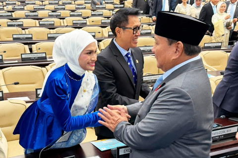 Ketua Fraksi PAN DPR RI Putri Zulkifli Hasan bersalaman dengan Presiden Prabowo Subianto usai Sidang Tahunan MPR RI dan Sidang Bersama DPR-DPD RI Tahun 2026 di Kompleks Parlemen, Jakarta, Jumat (14/8/2026). Foto: PAN