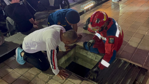 Momen petugas Damkar Menteng Menyelamatkan HP milik warga yang terjatuh di gorong-gorong Bundaran HI, Jakarta Pusat, Senin (17/8). Foto: Pradya