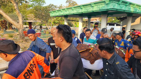 Petugas Damkar Boyolali dan BPBD membantu proses pemakaman jenazah berinisial KWK (35), warga Suyudan, Desa Kiringan, Boyolali, Kamis (20/8/2026). Foto: Dok. Istimewa