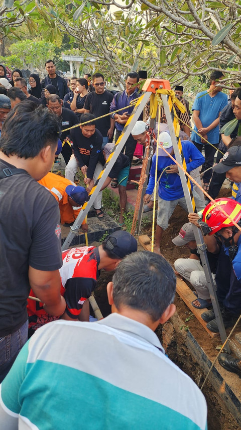 Petugas Damkar Boyolali dan BPBD membantu proses pemakaman jenazah berinisial KWK (35), warga Suyudan, Desa Kiringan, Boyolali, Kamis (20/8/2026). Foto: Dok. Istimewa