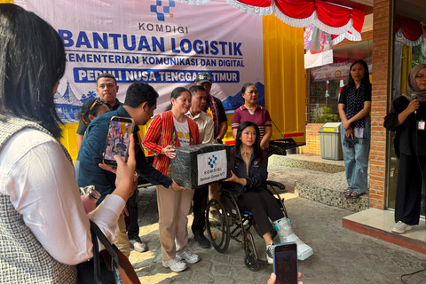 Direktur Jenderal Komdigi, Fifi Aleyda Yahya, bersama Kasubbag TU Badan Penghubung Provinsi NTT, Christine Editha Mau, dalam agenda Penyerahan Bantuan Kemkomdigi untuk NTT di Kantor Badan Penghubung, Tebet Timur, Jakarta Selatan, Sabtu (22/8/2026). Foto: Zahira Hilman/kumparan
