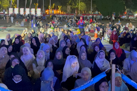 Suasana acara Jakarta Bersholawat di Monas, Jakarta, Sabtu (22/8/2026).
 Foto: Pradya Tirta/kumparan