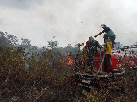 Pasukan TNI dari Kodam XXI/Radin Inten memadamkan Karhutla di Way Kambas Dok. Kodam XXI/Radin Inten