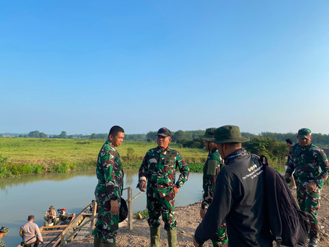 Pasukan TNI dari Kodam XXI/Radin Inten memadamkan Karhutla di Way Kambas Dok. Kodam XXI/Radin Inten