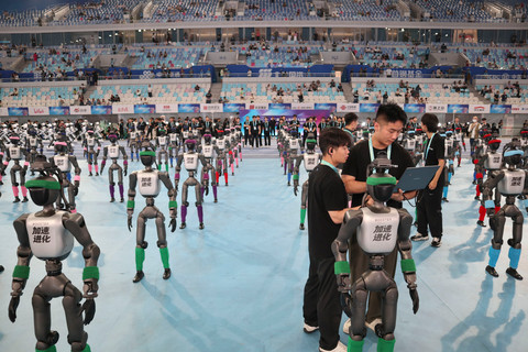 Ratusan robot 'humanoid' beraksi dalam pembukaan World Humanoid Robot Games (WHRG) 2026 di  National Speed Skating Oval, Beijing, China, Sabtu (22/8/2026).  Foto: Desca Lidya Natalia/ANTARA FOTO