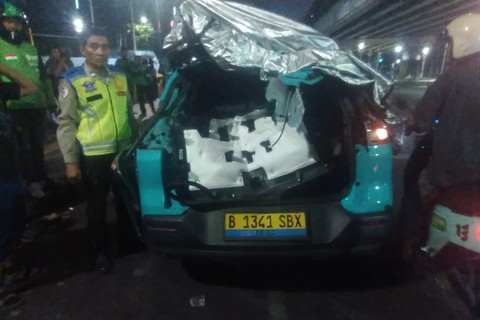 Kereta tertemper mobil taksi hijau di Jalan Karet, Jakarta, Senin (24/8/2026). Foto: Dok. Istimewa