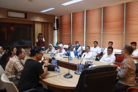 Mediasi antara orang tua murid TK-SD Islam Pembangunan dengan pihak UIN Syarif Hidayatullah di Polres Tangerang Selatan pada Senin (24/8/2026). Foto: Dok. Humas Polres Tangsel