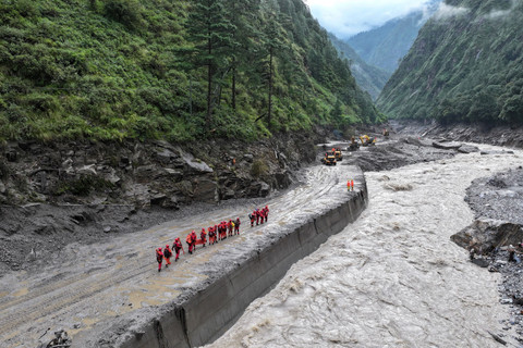 Alat berat dikerahkan untuk membuka akses jalan yang tertutup saat operasi penyelamatan banjir bandang di Gyirong, Shigatse, Daerah Otonom Tibet, China, Jumat (28/8/2026). Foto: cnsphoto/via REUTERS