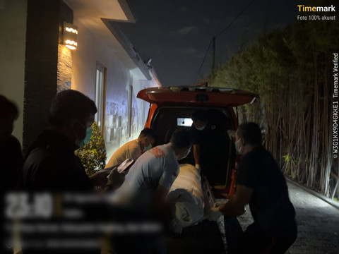 Evakuasi jenazah seorang WN Inggris yang ditemukan meninggal secara misterius di vila yang terletak di Kelurahan Kerobokan Kelod, Badung, Bali. Foto: Dok. Humas Polda Bali
