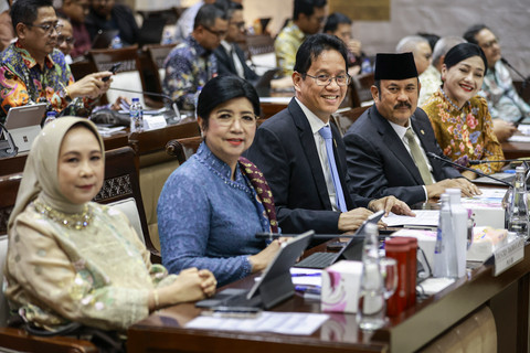 Menkeku Purbaya Yudhi Sadewa bersama Menteri PPN/Kepala Bappenas, PGS BI, Deputi Gubernur BI, dan Ketua Dewan Komisioner OJK bersiap mengikuti rapat kerja dengan Komisi XI DPR di Kompleks Parlemen, Senayan, Jakarta, Rabu (2/9/2026). Foto: Dhemas Reviyanto/ANTARA FOTO