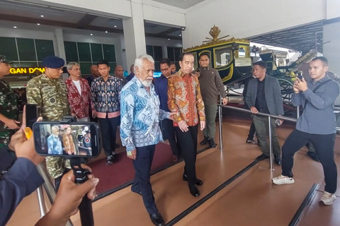 Presiden ke-7 Joko Widodo (Jokowi) menjemput langsung Perdana Menteri Timor Leste Kay Rala Xanana Gusmao di Bandara Internasional Adi Soemarmo, Boyolali, Jawa Tengah, Jumat (4/9/2026). Foto: Dok. kumparan