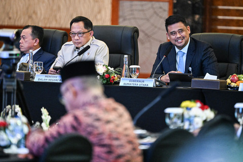 Gubernur Sumut Bobby Afif Nasution, Bersama Mendagri Tito Karnavian, beserta Gubernur dan Wakil Gubernur se-Sumatera, mengikuti Rapat Koordinasi dalam rangka pertemuan tingkat Mentri, Indonesia, Malaysia, Thailand Growth Triangle di Medan, Rabu (9/9) Foto: Diskominfo Sumut YT Hariono