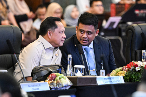 Gubernur Sumut Bobby Afif Nasution, Bersama Mendagri Tito Karnavian, beserta Gubernur dan Wakil Gubernur se-Sumatera, mengikuti Rapat Koordinasi dalam rangka pertemuan tingkat Mentri, Indonesia, Malaysia, Thailand Growth Triangle di Medan, Rabu (9/9) Foto: Diskominfo Sumut YT Hariono