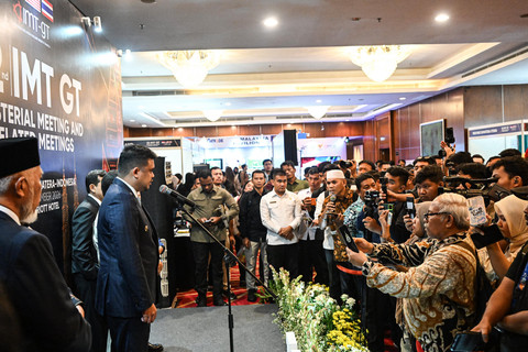 Gubernur Sumut Bobby Afif Nasution, Bersama Mendagri Tito Karnavian, beserta Gubernur dan Wakil Gubernur se-Sumatera, mengikuti Rapat Koordinasi dalam rangka pertemuan tingkat Mentri, Indonesia, Malaysia, Thailand Growth Triangle di Medan, Rabu (9/9) Foto: Diskominfo Sumut YT Hariono