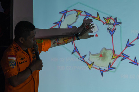 Kepala Kantor Basarnas Banten Al Amrad menjelaskan hasil hari keempat operasi pencarian jurnalis dan awak kapal yang hilang kontak di Posko SAR Dermaga Marina Carita, Pandeglang, Banten, Jumat (11/9/2026). Foto: Aditya Pradana Putra/ANTARA FOTO