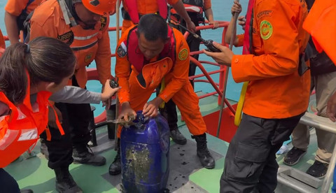 Tim SAR saat menunjukkan temuan baru dalam pencarian 5 wartawan yang hilang di Selat Sunda, pada Minggu (13/9/2026). Foto: Dok. Istimewa