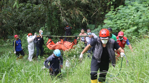 Proses evakuasi jasad di Sungai Clumprit, Kelurahan Temas, Kota Batu, 20 November 2025. Foto: kumparan