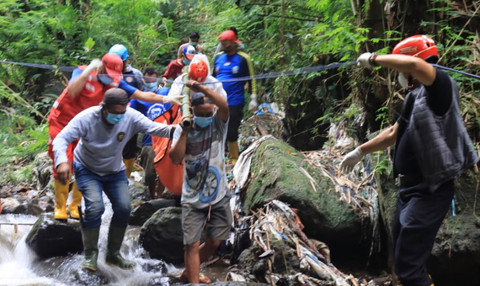 Proses evakuasi jasad di Sungai Clumprit, Kelurahan Temas, Kota Batu, 20 November 2025. Foto: kumparan