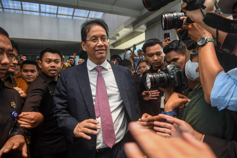 Pejabat lama Purbaya Yudhi Sadewa berjalan keluar gedung seusai serah terima jabatan Menteri Keuangan di Kemenkeu, Jakarta, Selasa (15/9/2026). Foto: Muhammad Adimaja/ANTARA FOTO