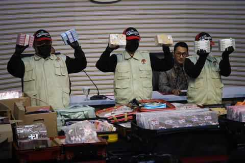 Penyidik menunjukkan barang bukti uang tunai hasil operasi tangkap tangan (OTT) di lingkungan Kementerian ATR/BPN saat konpers di Gedung Merah Putih KPK, Jakarta, Selasa (15/9/2026). Foto: Jamal Ramadhan/kumparan