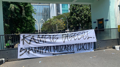 Ratusan mahasiswa menggelar demo di UINSA Surabaya, Senin (21/9/2026). Foto: Farusma Okta Verdian/kumparan
