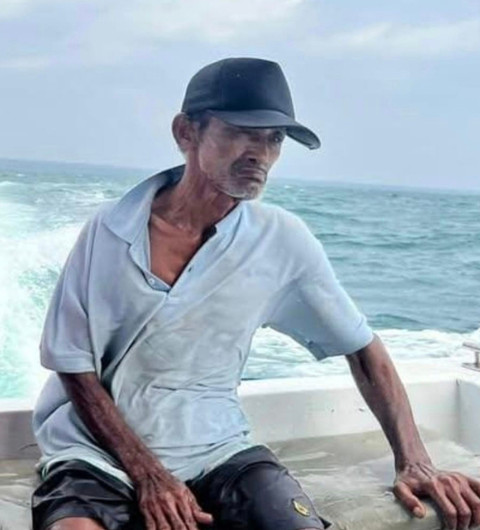 Surakman di atas kapal Arupadatu 1 sebelum dinyatakan hilang kontak. Foto: Istimewa