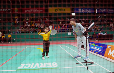 Pada tantangan Service to Target, peserta melakukan service lurus dengan memasukkan shuttlecock ke dalam bidang target warna yang ditentukan. Foto: Dok. MilkLife