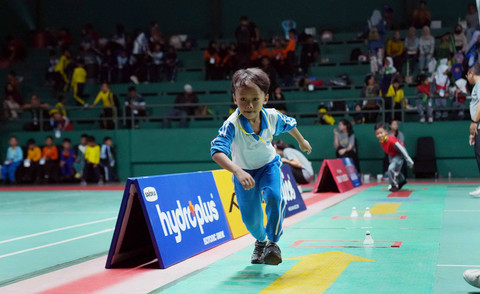 Tantangan Shuttle Run dimana peserta berlari dari titik tengah mengambil kok, kemudian memindahkan ke sisi seberangnya, siswa berhasil menyelesaikan rintangan ialah yang berhasil memindahkan semua kok.
Foto: Dok. MilkLife