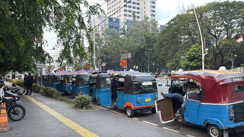 Deretan bajaj terparkir di kawasan Stasiun Gambir, Jakarta Pusat, Sabtu (26/9/2026). Foto: Zahira Hilman/kumparan