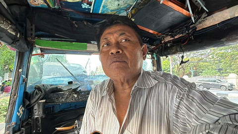 Suratno (54), pengemudi bajaj yang telah bekerja sekitar 20 tahun, saat menunggu penumpang di kawasan Stasiun Gambir, Jakarta Pusat, Sabtu (26/9/2026). Foto: Zahira Hilman/kumparan