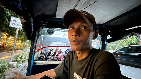Yusuf (41), pengemudi bajaj yang telah bekerja sekitar 15 tahun, saat menunggu penumpang di kawasan Stasiun Gambir, Jakarta Pusat, Sabtu (26/9/2026). Foto: Zahira Hilman/kumparan