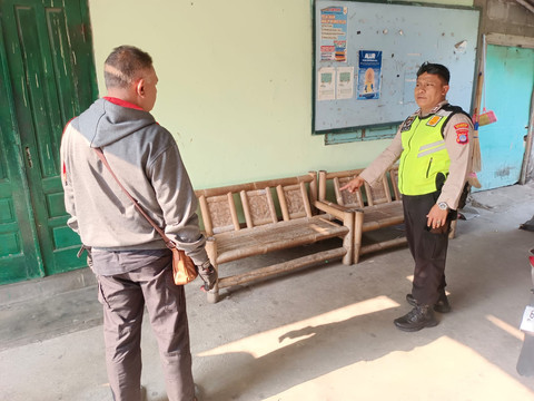 Polisi menunjukkan lokasi penemuan bayi perempuan 5 hari di atas kursi di depan rumah warga di Dusun Somosari, Ngrangsan RT 07/RW 04, Selomartani, Kalasan, Sleman, pada Minggu (27/9). Foto: Dok. Polresta Sleman