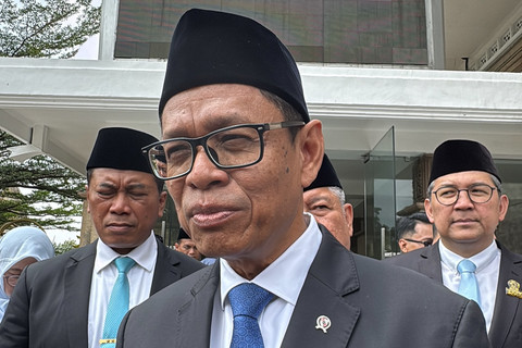 Wamen ESDM Yuliot Tanjung ditemui usai tabur bunga dalam rangka Hari Pertambangan dan Energi di TMP Kalibata, Jakarta