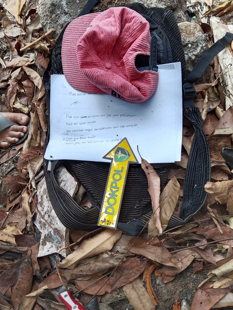 Evakuasi pelajar SMP yang ditemukan meninggal dunia di pinggir kali Jalan Poncol Atas, Pulogadung, Jakarta Timur, Selasa (29/9/2026). Foto: Polres Jaktim
