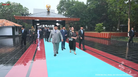 Prabowo bersama Puan Maharani serta pejabat lainnya usai datangi lubang buaya saat upacara peringatan Hari Kesaktian Pancasila 2026 di Monumen Pancasila Sakti, Lubang Buaya, Jakarta Timur, Rabu (1/10/2026). Foto: YouTube/ Sekretariat Presiden
