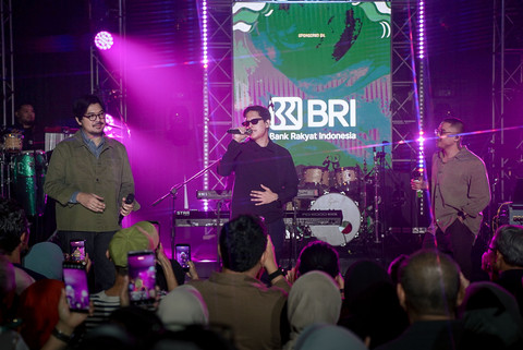 Musisi Adikara, Bilal Indrajaya, dan Teza Sumendra tampil bersama dalam pertunjukan bertajuk "Tribute to Koes Plus by The Gentlemen's Club" di The Papandayan Jazz Fest 2026, Bandung, Sabtu (3/10/2026).
 Foto: Dzaki Fadilah/kumparan