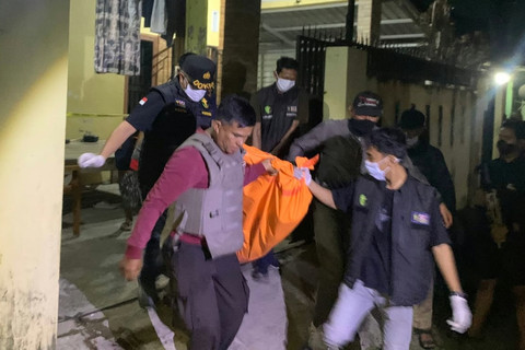 Polisi melakukan evakuasi jenazah suami istri di Kabupaten Gowa
