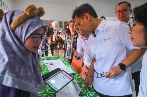 Menteri Kesehatan Budi Gunadi Sadikin (kanan) melihat data perkembangan bayi di aplikasi Jakantro saat mengunjungi Smart Posyandu Flamboyan 5 di Jakarta, Kamis (8/10/2026). Foto: Hafidz Mubarak A/ANTARA FOTO