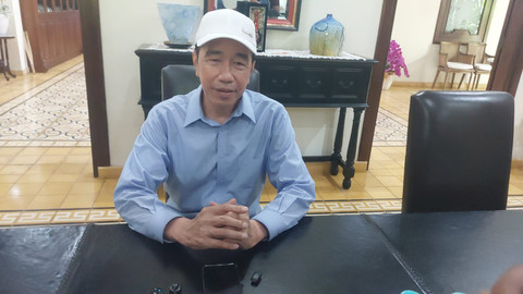 Presiden ke-7 Jokowi saat menjawab pertanyaan wartawan di kediamannya di Solo. Dok. kumparan