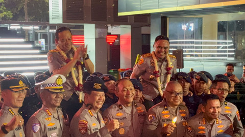Momen pelepasan eks Kapolda Metro Jaya, Asep Edi Suheri dan eks Wakapolda Metro Jaya,
Dekanonto Eko Purwono di Polda Metro Jaya, Jumat (9/10/2026). Foto: Pradya Tirta/kumparan