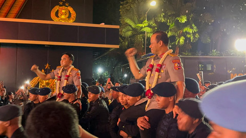 Momen pelepasan eks Kapolda Metro Jaya, Asep Edi Suheri dan eks Wakapolda Metro Jaya,
Dekanonto Eko Purwono di Polda Metro Jaya, Jumat (9/10/2026). Foto: Pradya Tirta/kumparan