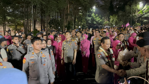Momen pelepasan eks Kapolda Metro Jaya, Asep Edi Suheri dan eks Wakapolda Metro Jaya,
Dekanonto Eko Purwono di Polda Metro Jaya, Jumat (9/10/2026). Foto: Pradya Tirta/kumparan