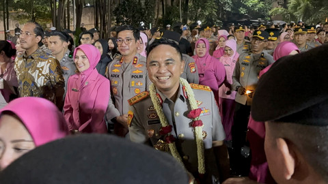 Momen pelepasan eks Kapolda Metro Jaya, Asep Edi Suheri dan eks Wakapolda Metro Jaya,
Dekanonto Eko Purwono di Polda Metro Jaya, Jumat (9/10/2026). Foto: Pradya Tirta/kumparan