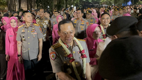 Momen pelepasan eks Kapolda Metro Jaya, Asep Edi Suheri dan eks Wakapolda Metro Jaya,
Dekanonto Eko Purwono di Polda Metro Jaya, Jumat (9/10/2026). Foto: Pradya Tirta/kumparan