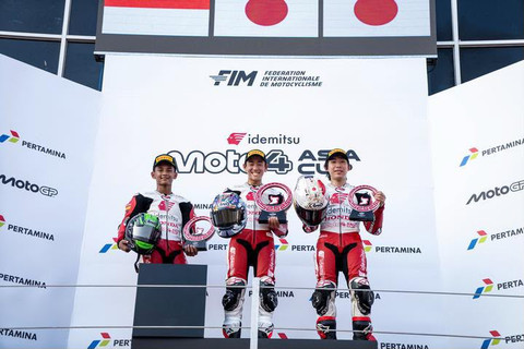 Pebalap MOTO4 Asia binaan Astra Honda naik podium di MotoGP Mandalika 2026. Foto: dok. AHM