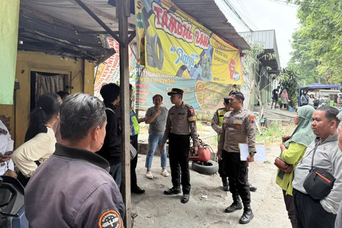 Polisi mendatangi TKP tukang tambal ban yang ditembak orang tidak dikenal di Boyolali, Jawa Tengah. Foto:  Polres Boyolali