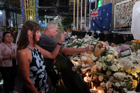 Warga negara asing (WNA) meletakkan bunga di dekat foto keluarganya saat Peringatan 24 Tahun Tragedi Bom Bali di Monumen Tragedi Kemanusiaan, Badung, Bali, Senin (12/10/2026). Foto: Nyoman Hendra Wibowo/ANTARA FOTO