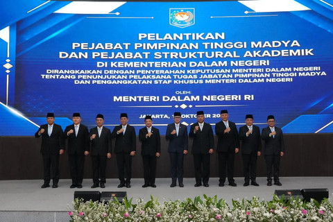 Mendagri Tito Karnavian lantik sejumlah Pejabat Eselon I dan staf khusus, termasuk Irjen Wahyu Bintono dan Dirjen Bina Pemdes Bernhard Rondonuwu di Kemendagri, Jakarta, Selasa (13/10/2026). Foto: Dok. Kemendagri